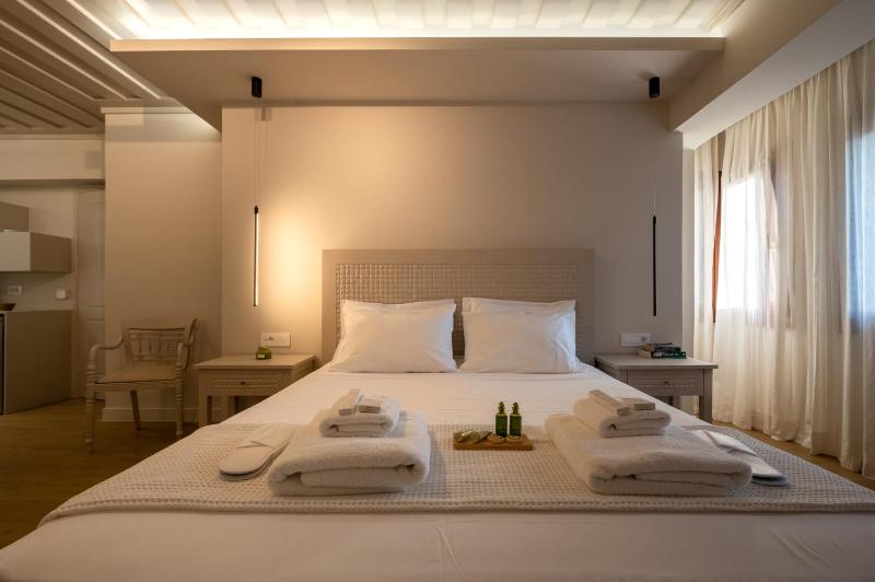 Superior Triple Room image 3