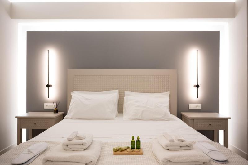 Double Room with Balcony image 1
