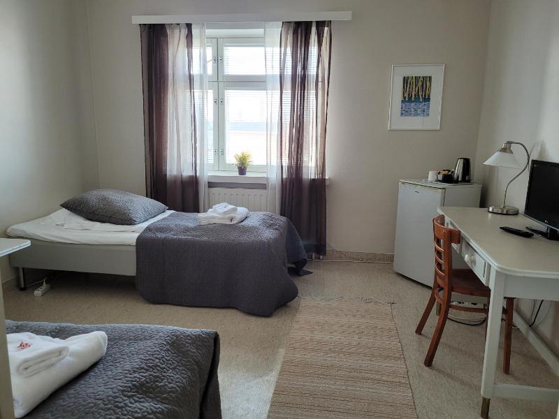 Twin Room image 4