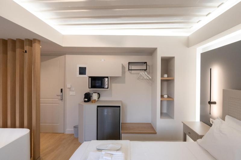 Deluxe Double Room with Balcony image 3
