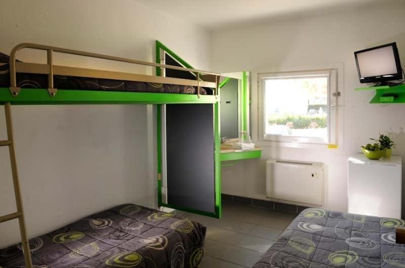 Triple Room with Shared Bathroom image 1