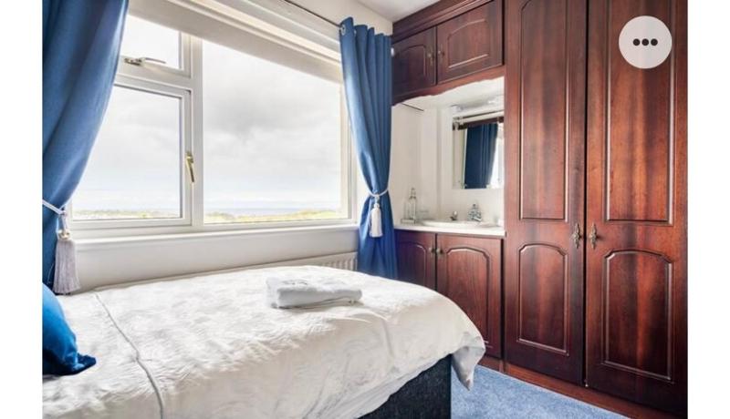Twin Room with Shared Bathroom image 3