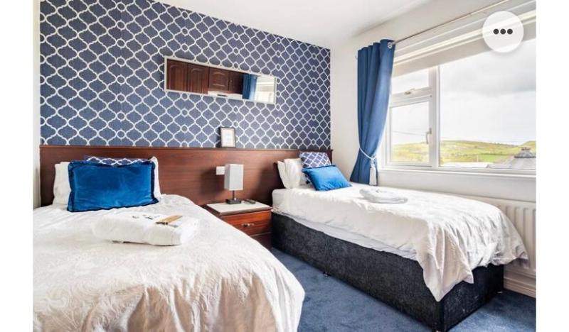 Twin Room with Shared Bathroom image 1