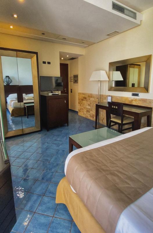Deluxe Double Room with Sea View image 4