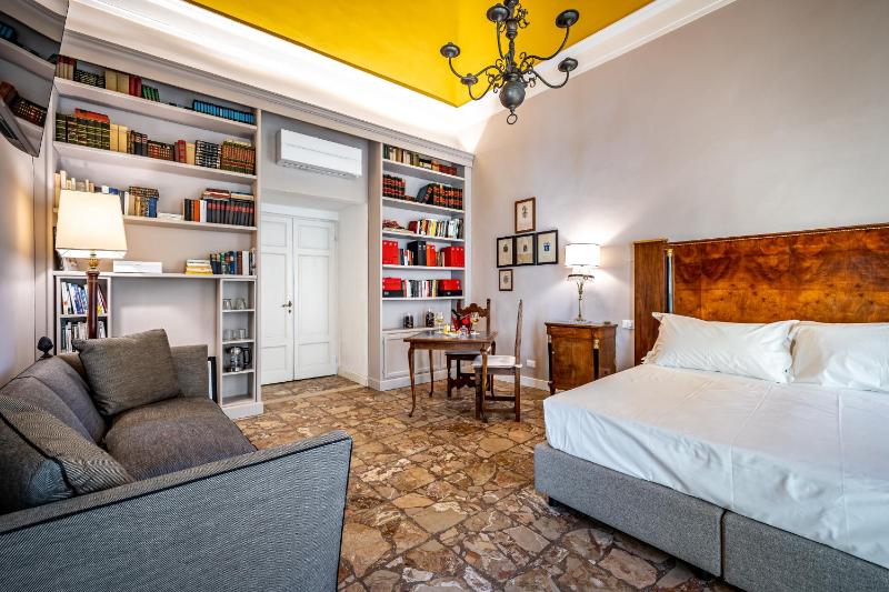 Junior Suite with Balcony image 4