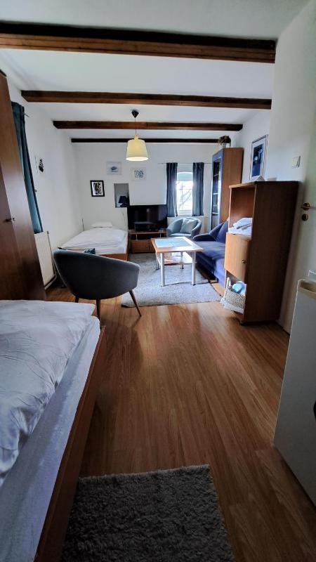 Standard Twin Room with Shared Bathroom image 4