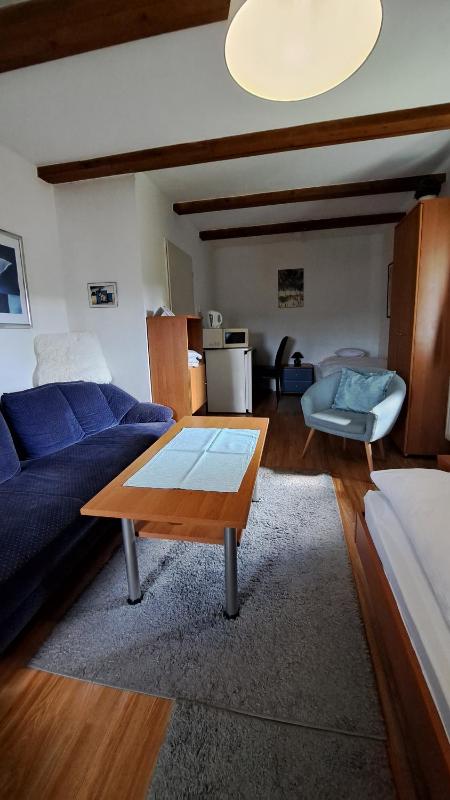 Standard Twin Room with Shared Bathroom image 3