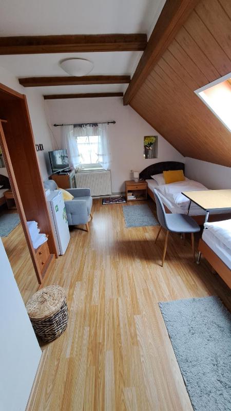 Standard Twin Room with Shared Bathroom image 2