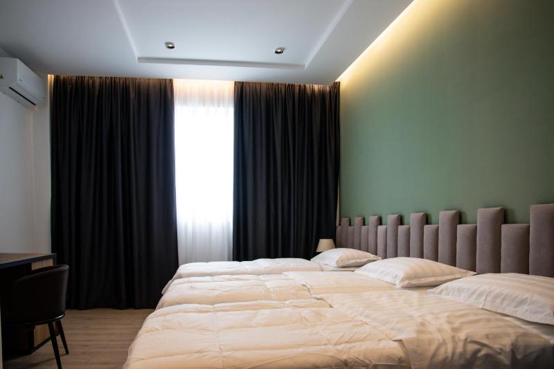 Deluxe Triple Room image 3