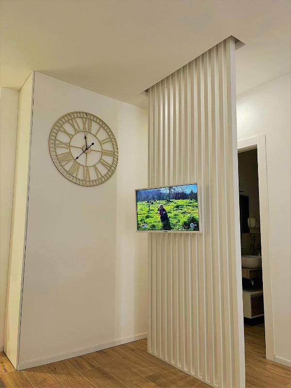 wood & white home - image 7
