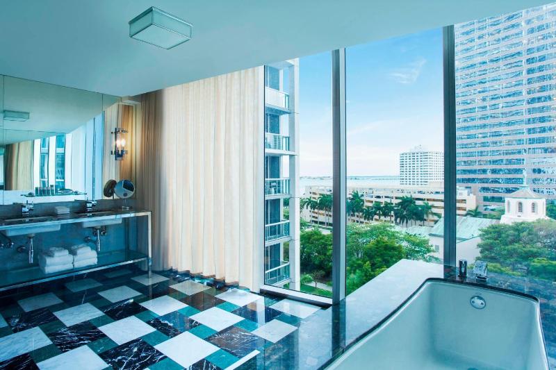 Premier King Studio Suite with Balcony - Corner image 2
