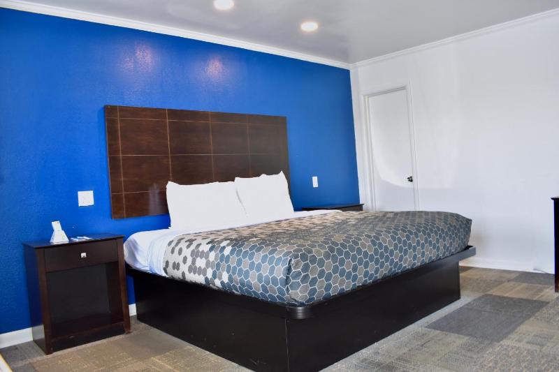 King Room - Accessible/Smoking image 1