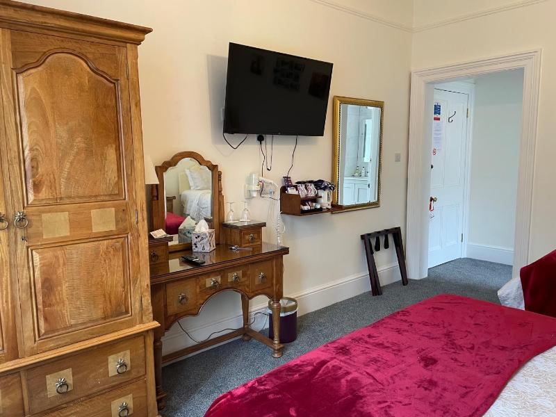 Small en-suite family room for 3 image 2