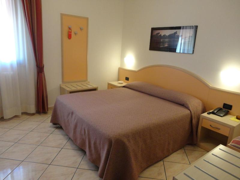 Economy Double Room image 4