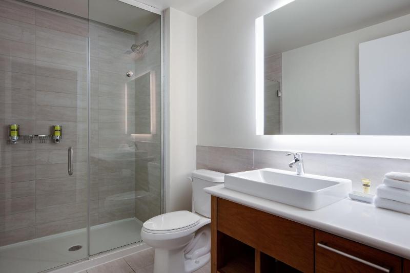 Guest room, 1 King, City view image 4