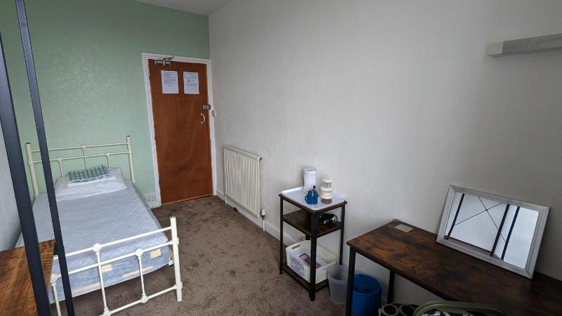 Single Room with Shared Bathroom image 4