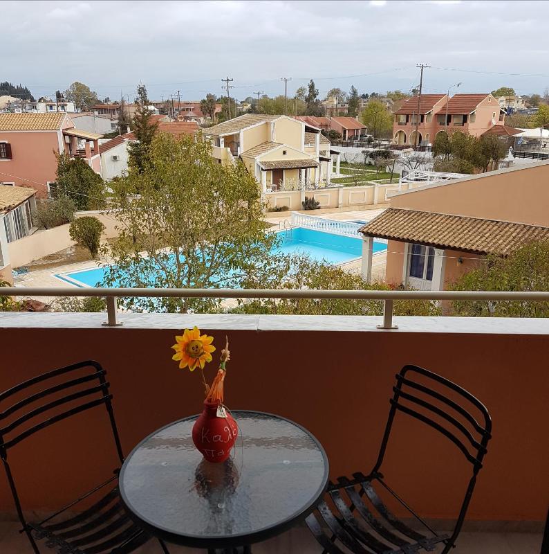 Double Room with Balcony image 3