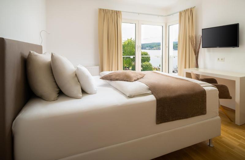 Single Room with Lake View image 1