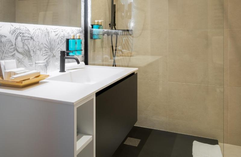 Single Room with Lake View image 3