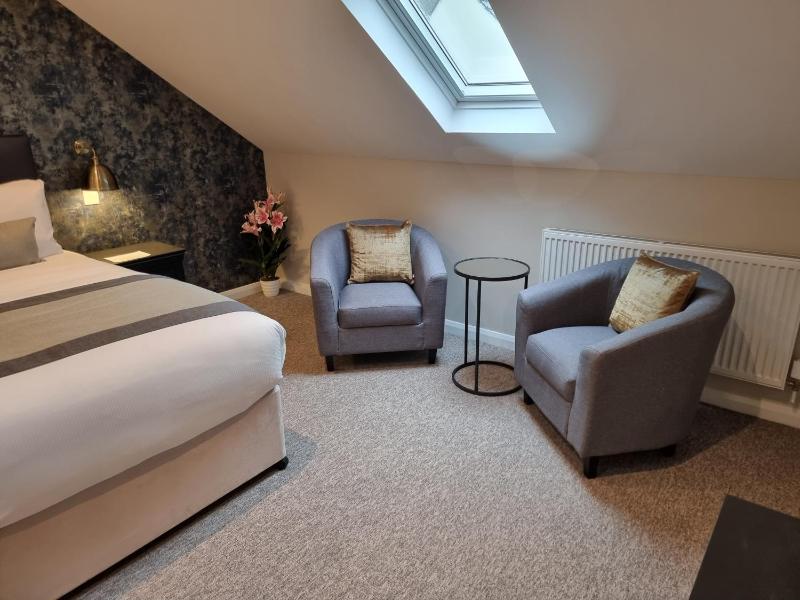 Superior King Room image 4
