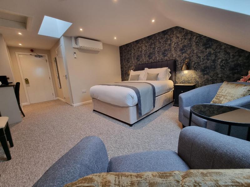 Superior King Room image 3