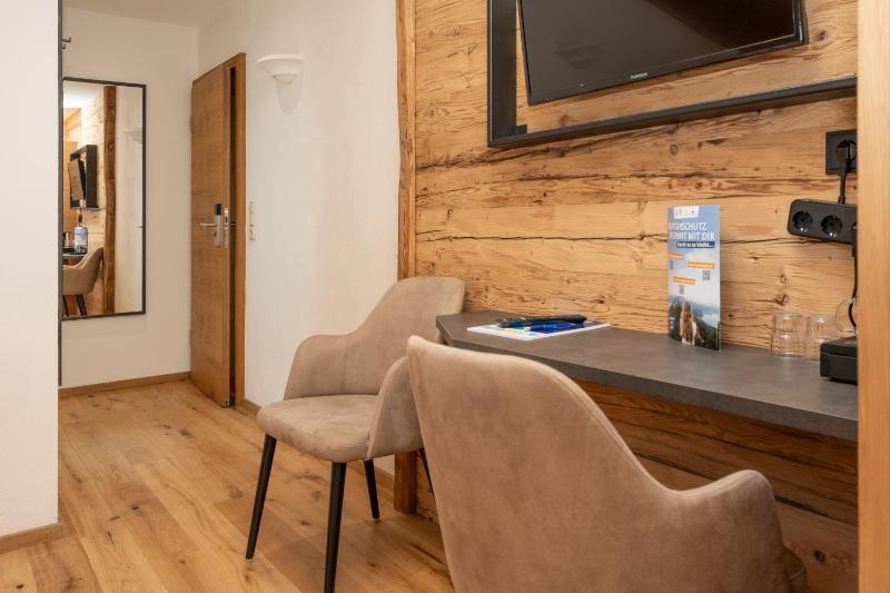 Standard Double Room image 3