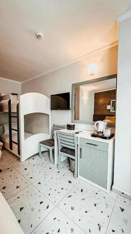 Deluxe Family Room image 2