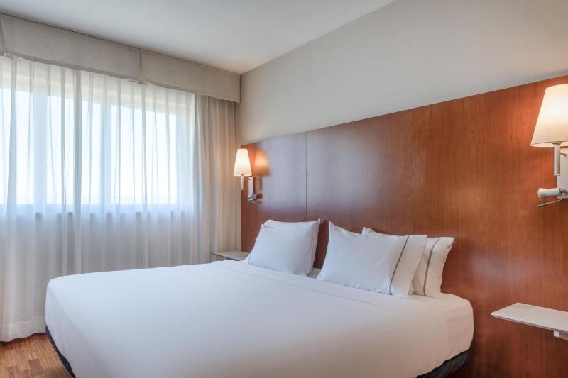 Superior King Room image 3