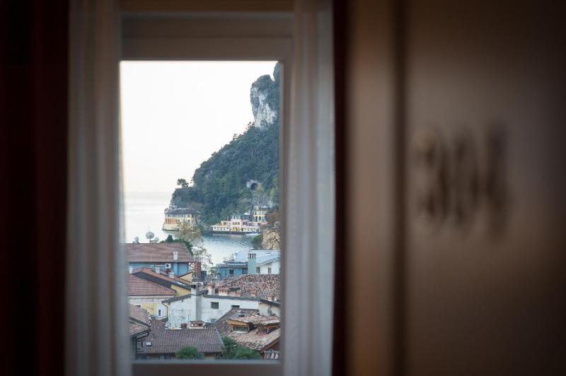 Double Room with Lake View image 4