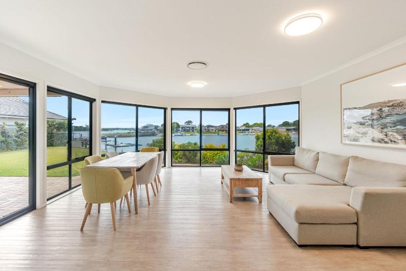 Dolphin Waters - Waterfront Delight with Private Pontoon - Holiday Yamba - image 8