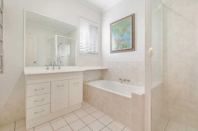 Dolphin Waters - Waterfront Delight with Private Pontoon - Holiday Yamba - image 3