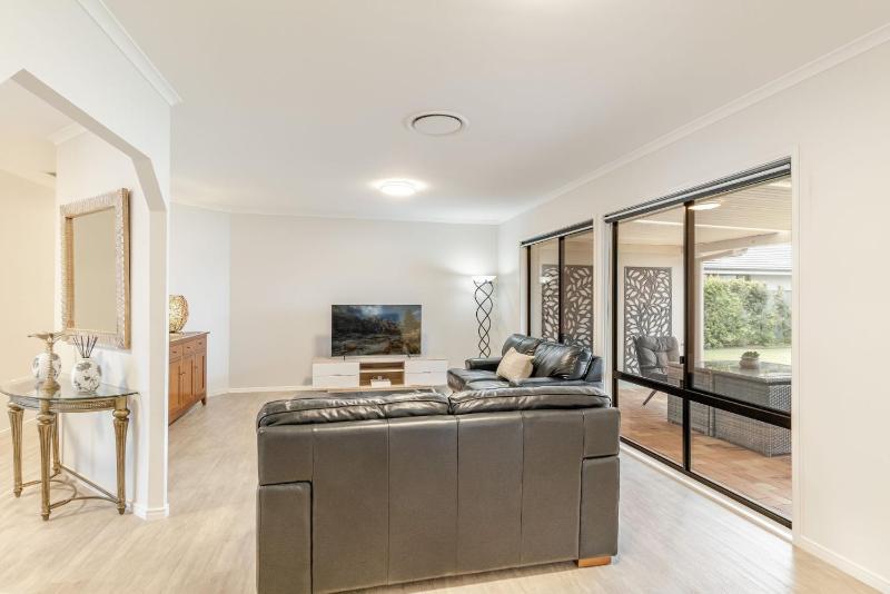 Dolphin Waters - Waterfront Delight with Private Pontoon - Holiday Yamba - image 10