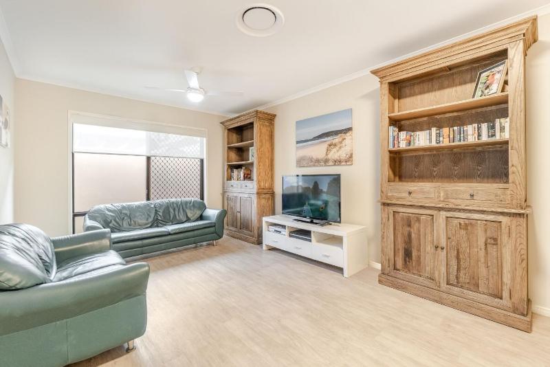 Dolphin Waters - Waterfront Delight with Private Pontoon - Holiday Yamba - image 7