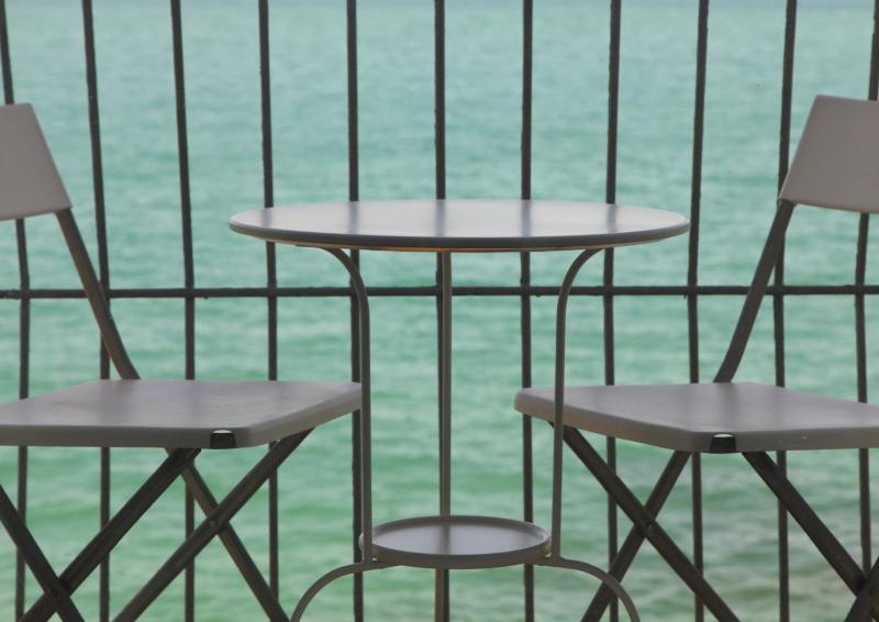 One-Bedroom Apartment with Balcony and Sea View image 3
