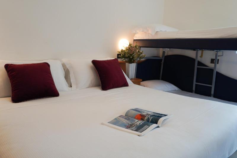 Quadruple Room image 4