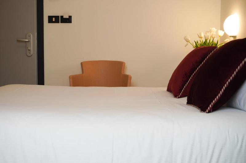 Economy Double Room image 3