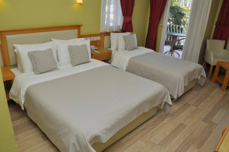 Deluxe Triple Room with Sea View image 4