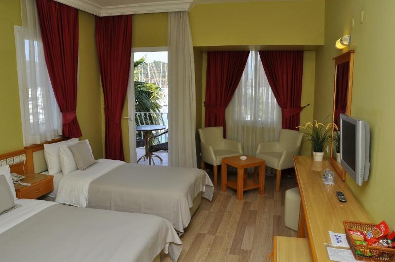 Deluxe Triple Room with Sea View image 3