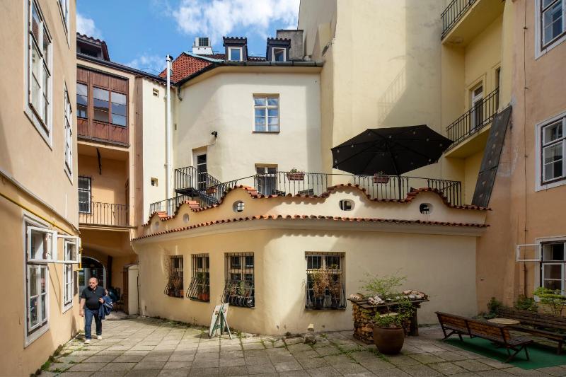 Studio Apartment image 2