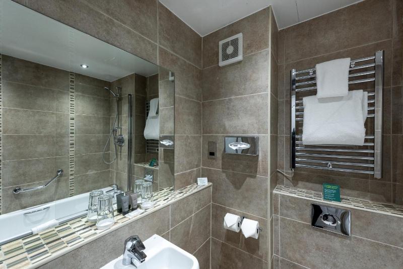 Premium King Room image 4