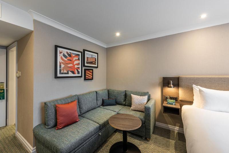 Standard Queen Room with Sofa Bed - Non-Smoking image 3