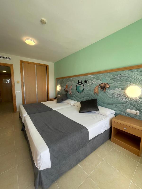 Twin Room (2 Adults + 1 Child) image 4