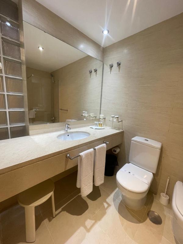 Twin Room (2 Adults + 1 Child) image 3