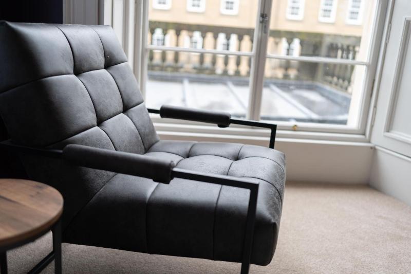 Suite With Four Poster Bed image 4