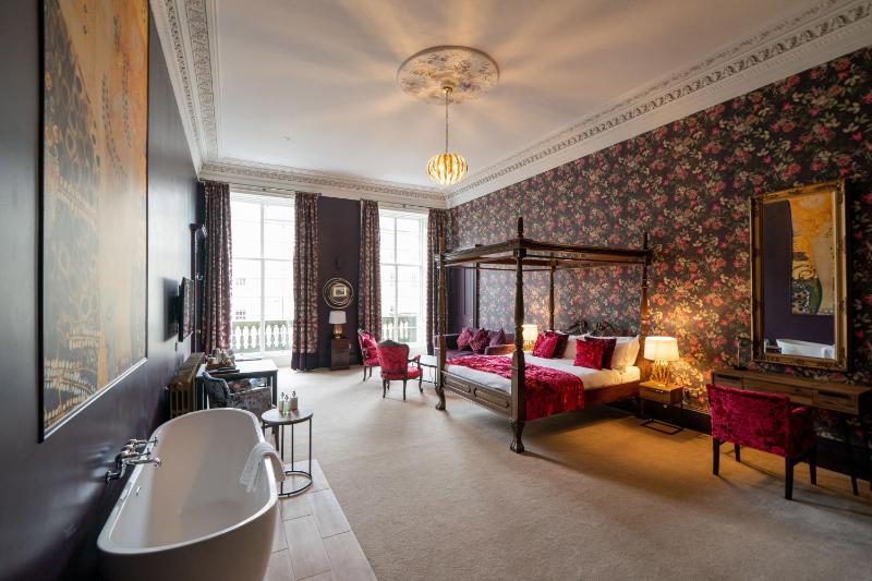 Suite With Four Poster Bed image 1