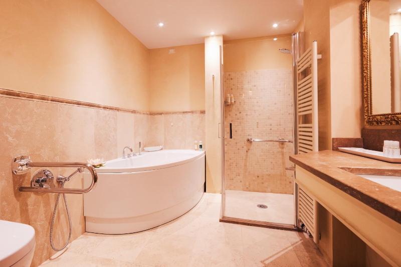 Deluxe Double or Twin Room image 3