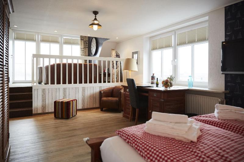 Boat deck Suite (1-3 Adults) image 4