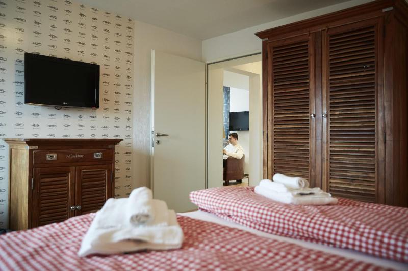 Boat deck Suite (1-4 Adults) image 3