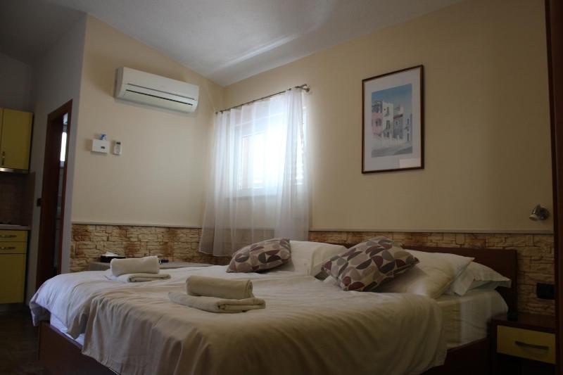 Deluxe Double Room with Balcony image 2