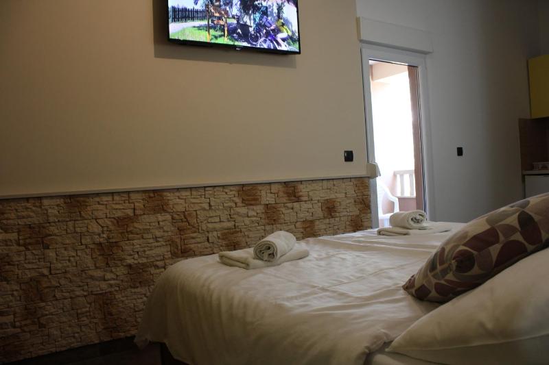 Deluxe Double Room with Balcony image 3